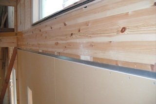 ／窓周りは鈎針をしてあります。かぎばり