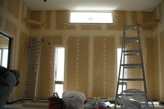 クロス下地、パテ処理。／継ぎ手で生じたくぼみ部分を下地処理で平らにすることで、クロスがきれいに晴れるようになります。