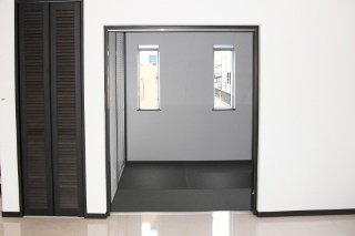 和室／リビングからの和室。グレーの縁(ヘリ)なし畳。