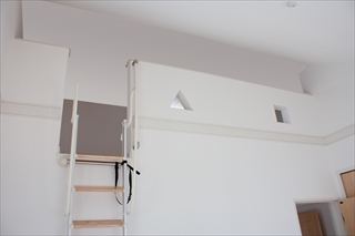 子供部屋／屋根裏のスペースを活用してこども部屋のロフトを施工。袖壁の三角と四角の造作窓は施主さんのお気に入りです。