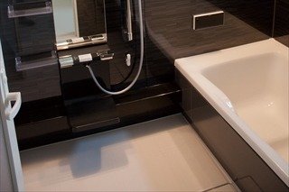 バス／白と黒のスタイリッシュな２Ｆバスルーム。