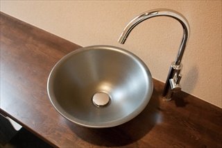 トイレの手洗い／信楽焼きの手洗い器です。渋い光沢があります。