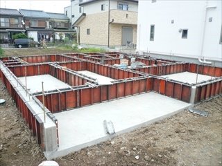 基礎／仮枠を外せば基礎は完成です。