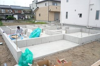 基礎／床下の水道配管工事。