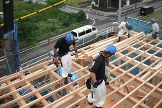 上棟日／いよいよ屋根まで組みあがりました。