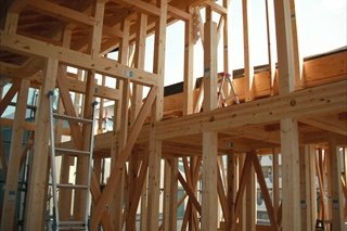 ２階子供部屋のロフト部分／今はまだ空が見える状態です。これから断熱材を入れて、壁を張るところです。