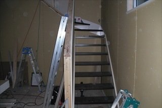 階段工事／段板が入った状態です。このままですと、ストリップ階段です。
