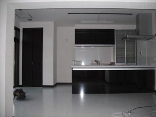 【完成】ペニンシュラ型キッチンの完成です。縁側の物置をクレーゼットに変えています。