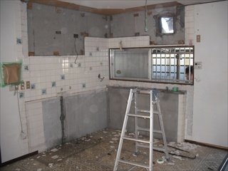 【施工中】L型のキッチンを取り外した状態です。