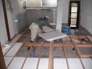 【施工中】断熱材を入れています。