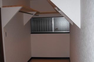 【完成】枕棚とハンバーパイプを設置した収納力抜群のウォークインクローゼットです。