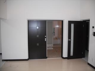 【完成】(←前の写真からの続き)この引き違いの戸を左に引くと、そこには洗面室とバスルームがあります!忍者屋敷みたいでしょ(笑) スマートな戸に仕上げました!