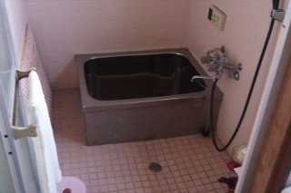 【施工前】在来のお風呂です。壁にヒビがあり、風呂場の土台が傷んでいる可能性が高いと思われました。