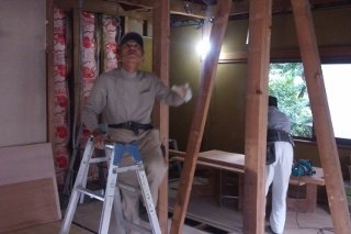 【施工中】(反対側から見た)壁のボードを取り外した状態です。