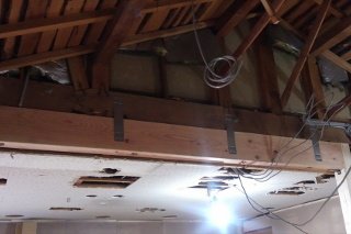 【施工中】壁を撤去するため、建物の構造強度を高めるために、梁と柱を追加し、接合部には金物も入れて、相当強固な梁に仕上げました。