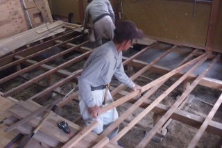 【施工中】床の補強とバリアフリー(水平化)をするために、床の上張りをしています。