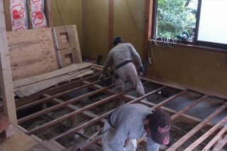 【施工中】床の補強とバリアフリー(水平化)をするために、床の上張りをしています。