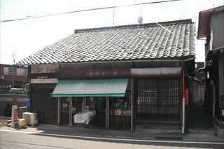 【施工前】約築80年の家屋の雨漏りです。瓦の下地の土が、建物傾きにより崩れてしまい、隙間が出来てしまったことが原因です。