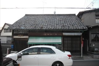 【施工前】また、瓦も下地の土も重いため、耐震面で課題がありました。そこで、（土も瓦も）撤去して、下地を作り直すことになりました。