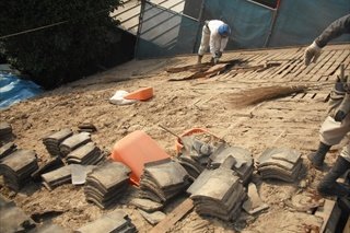 【施工中】瓦を全部めくって、泥も全部処分します。