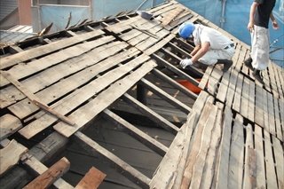 【施工中】痛んでいた下地の補強をしています。