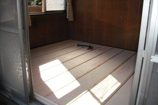 【施工中】断熱材を埋め込んでいます。