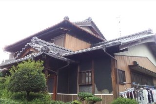 【施工前】外壁が黒ずんだり、一部はもろくなり剥がれ落ちたりして外壁が劣化していました。高圧ジェットなどで外壁を洗浄してから、木部は、（塗料がしみこみやすいように）やすりをかけます。