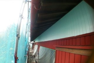 【施工中】トタン壁は高圧洗浄した後、さび止め塗料を下塗りします。