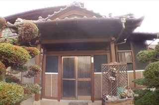 【完成】施工前と比べて木部はきれいになり、壁は補修されています。