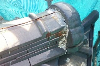 【施工前】漆喰がはがれています。場所によりますが、20～30年ぐらい経つと硬くなって自然とはがれしまいます。