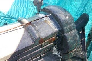 【完成】瓦と瓦の接合部分に見える青色の部分が瓦用の補修材（コーキング材）です。