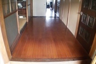 【施工前】床板が腐ってしまい、痛みがひどく、床がフワフワしていました。