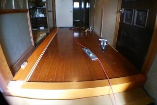 【施工中】既設の床の上に板を上張りしています。床をめくらずに、上張りすることでコストを抑えることができます。