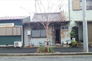 【施工前】トタン壁が傷みがひどく、サビも壁全単に広がっている状態でした。