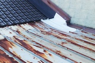 【施工中】板金と板金のつなぎ目の上には、十分に幅をとった新しい板金を上張りし、雨水が浸水しないように工夫しました。また、空いた穴にはコーキングを施しました。