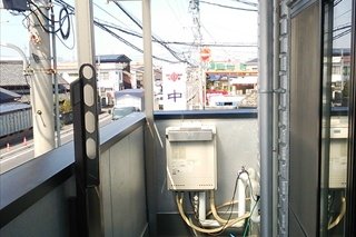 【施工前】2階ベランダの目隠し・防音・防ほこりのために塀を立てます。
