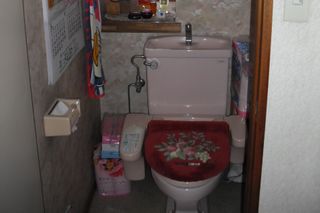 【施工前】便器を交換するついでに、床と壁紙もリフォームします。