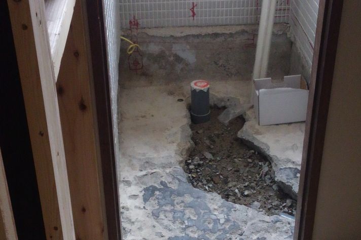 【施工中】段差を解体して、給排水管を作り直した状態です。