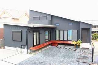 【施工前】片流れの1階屋根と2階屋根のすべてに太陽光パネルを乗せます。