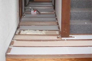 【施工中】腐っていた床下の木を交換補修し、床材の高さを調整し、床下には断熱材を施工しました。