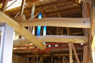 【施工中】奥に見える鉄の補強材で、梁を補強しています。