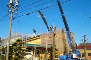 【施工中】クレーンで持ち上げているのは1枚の板金屋根です。継ぎ手がありません。