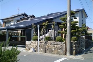 【完成】モダンな和風な家に仕上がりました。屋根の傾斜がシャープなイメージを醸します。