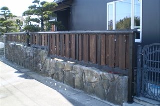 【完成】牧の木がはみ出ないように、和風の塀を施工しました。塀は完全オーダーメイドです。