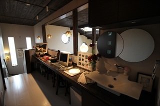 【完成】2階にはゲストルームが2部屋あります。その廊下に軽い食事やインターネットを楽しみめるカウンターです。