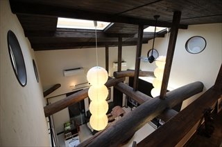 【完成】剥き出しの丸太の柱が部屋に趣を与えます。