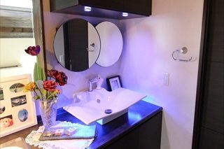 【完成】来客用のために設置した2階の手洗いです。ミニキッチンとしても使えるようになっています。