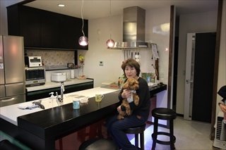 【完成】日頃は友人を呼んでカウンター越しに、料理やお酒を楽しみます。今日のお相手はベンちゃん（ワンコ）です。