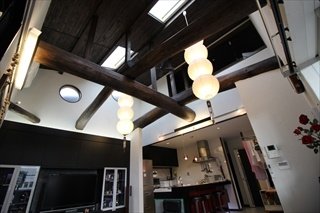 【完成】剥き出しの丸太の柱が部屋に趣を与えます。