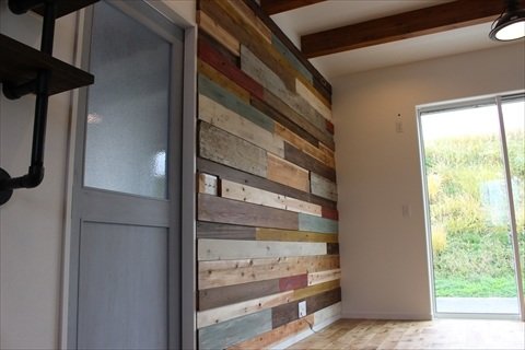 リビング/ビンテージウッドの壁の凹凸。この質感が壁に深い味わいを与えます。